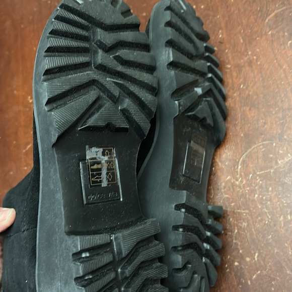 Dolce vita size 7 black suede Chelsea booties slip ons 2” heel brand new - Picture 3 of 7